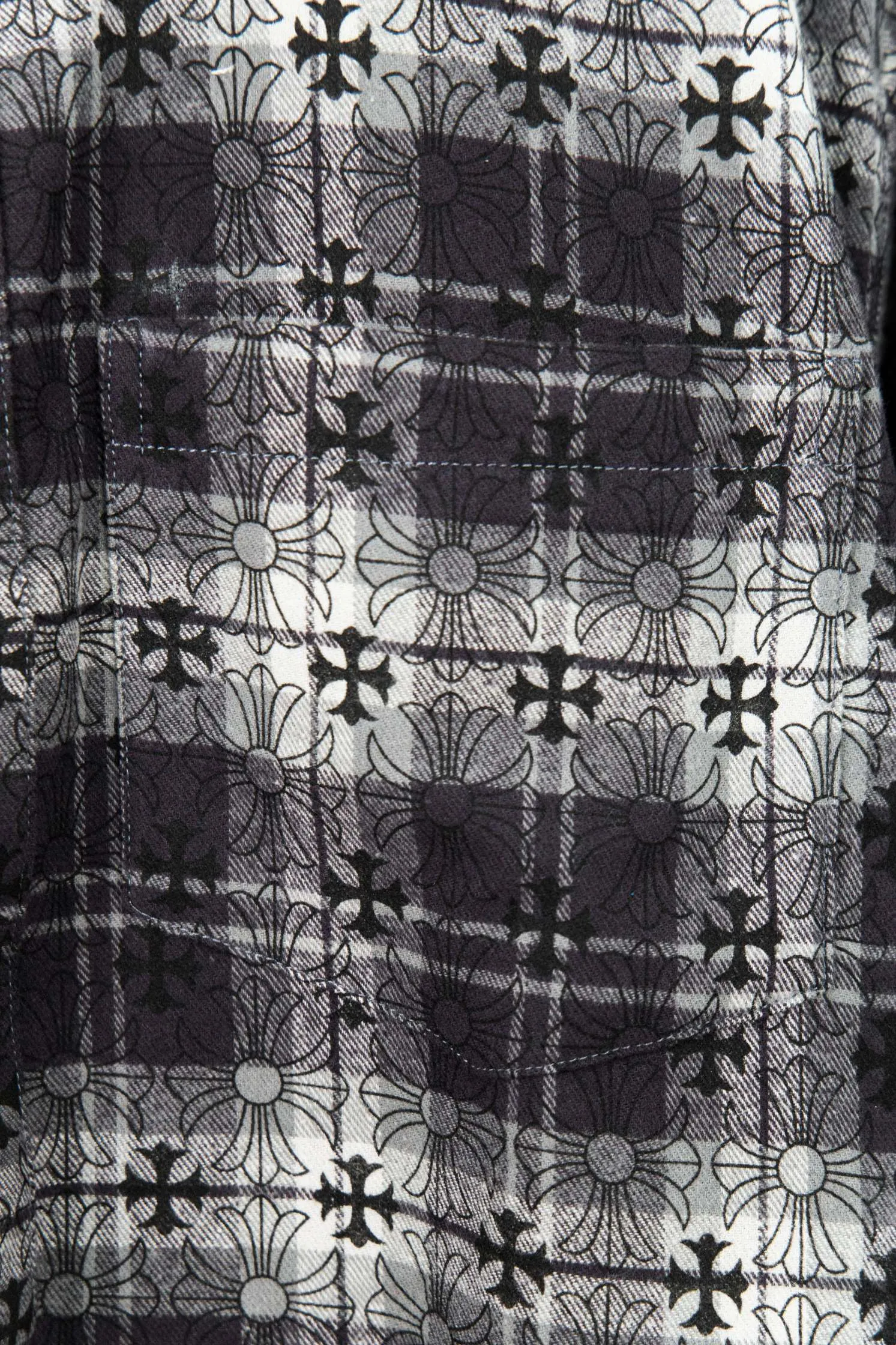 🅿️260 New: Style number: B130 Chrome Hearts classic cashew flower cross all-over printed jacquard long-sleeved casual shirt 1️⃣Customized original jacquard fabric, high-quality pure cotton jacquard plaid fabric, soft and comfortable to the touch, a very high-quality fabric! 2️⃣The details of the workmanship are perfectly controlled. The lining is made of vest hemming, and the cuffs are made of double cross leather labels. It is different from the ordinary version. The collar is also designed with interlining, which shows high-end fashion and personality. The style is fashionable, simple and elegant, and it is a very versatile jacket! 4⃣️Complete accessories, all customized with original versions! Same style for men and women Color: cashew black Size: S, M, L, XL